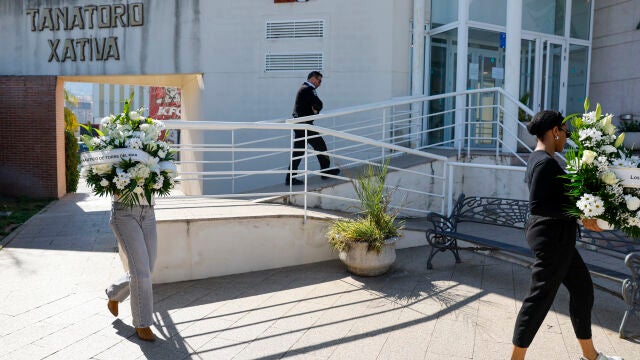 X&Aacute;TIVA (VALENCIA), 26/02/2026.- Coronas de flores llegan este jueves al Tanatorio de X&aacute;tiva donde se encuentran los restos mortales del ex teniente coronel de la Guardia Civil Antonio Tejero, que protagoniz&oacute; la intentona de golpe de Estado del 23F y falleci&oacute; ayer mi&eacute;rcoles a los 93 a&ntilde;os en el domicilio familiar de Alzira (Valencia), antes de ser trasladado al Crematorio La Costera para la misa funeral, a las 19 horas, y la incineraci&oacute;n del cad&aacute;ver. EFE/ Ana Escobar 