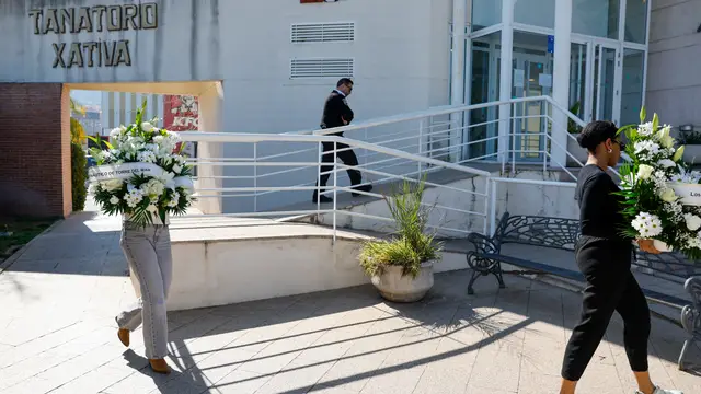 Un tanatorio de Xàtiva (Valencia) acoge la capilla ardiente de ex teniente coronel Tejero XÁTIVA (VALENCIA), 26/02/2026.- Coronas de flores llegan este jueves al Tanatorio de Xátiva donde se encuentran los restos mortales del ex teniente coronel de la Guardia Civil Antonio Tejero, que protagonizó la intentona de golpe de Estado del 23F y falleció ayer miércoles a los 93 años en el domicilio familiar de Alzira (Valencia), antes de ser trasladado al Crematorio La Costera para la misa funeral, a las 19 horas, y la incineración del cadáver. EFE/ Ana Escobar