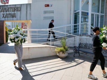 X&Aacute;TIVA (VALENCIA), 26/02/2026.- Coronas de flores llegan este jueves al Tanatorio de X&aacute;tiva donde se encuentran los restos mortales del ex teniente coronel de la Guardia Civil Antonio Tejero, que protagoniz&oacute; la intentona de golpe de Estado del 23F y falleci&oacute; ayer mi&eacute;rcoles a los 93 a&ntilde;os en el domicilio familiar de Alzira (Valencia), antes de ser trasladado al Crematorio La Costera para la misa funeral, a las 19 horas, y la incineraci&oacute;n del cad&aacute;ver. EFE/ Ana Escobar 