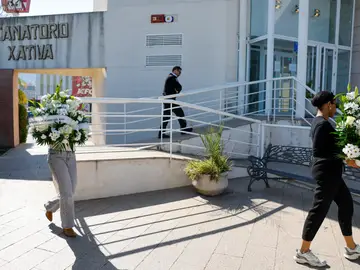 Un tanatorio de Xàtiva (Valencia) acoge la capilla ardiente de ex teniente coronel Tejero XÁTIVA (VALENCIA), 26/02/2026.- Coronas de flores llegan este jueves al Tanatorio de Xátiva donde se encuentran los restos mortales del ex teniente coronel de la Guardia Civil Antonio Tejero, que protagonizó la intentona de golpe de Estado del 23F y falleció ayer miércoles a los 93 años en el domicilio familiar de Alzira (Valencia), antes de ser trasladado al Crematorio La Costera para la misa funeral, a las 19 horas, y la incineración del cadáver. EFE/ Ana Escobar