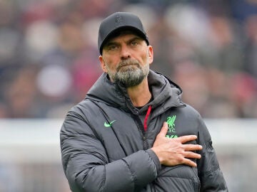 FILE - Liverpool's manager Jurgen Klopp gestures to fans at the end of the English Premier League soccer match between West Ham United and Liverpool at London stadium in London, on April 27, 2024. (AP Photo/Kin Cheung, File)