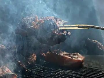 Imagen de archivo sobre varias piezas de carne en una parrilla Imagen de archivo sobre varias piezas de carne en una parrilla