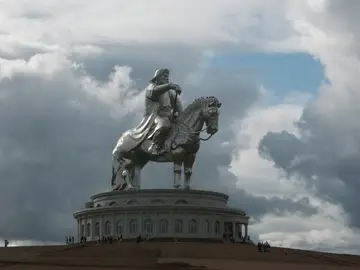 Estatua en honor al conquistador mongol Gengis Kan en Tsonjin Boldog, Mongolia Estatua en honor al conquistador mongol Gengis Kan en Tsonjin Boldog, Mongolia