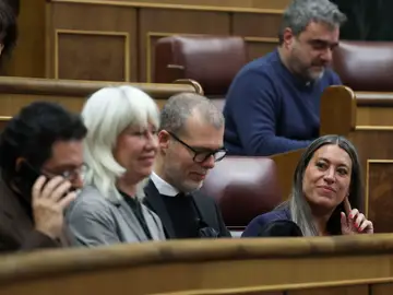 Pleno del Congreso de los Diputados MADRID (ESPAÑA), 26/02/2026.- La diputada de Junts per Catalunya, Míriam Nogueras (d) junto a su grupo parlamentario durante el pleno del Congreso de los Diputados celebrado este jueves con la votación de cuatro decretos ley, de los cuales será rechazado el que prorrogaba la moratoria de los desahucios con el 'no' de Junts. EFE/ Kiko Huesca