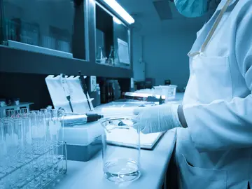 Un investigador en el laboratorio Un investigador en el laboratorio