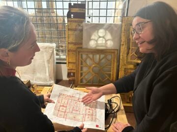 Las restauradoras analizan la documentaci&oacute;n para estudiar la ubicaci&oacute;n exacta de las reliquias