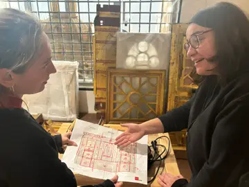 Las restauradoras analizan la documentación para estudiar la ubicación exacta de las reliquias Las restauradoras analizan la documentación para estudiar la ubicación exacta de las reliquias