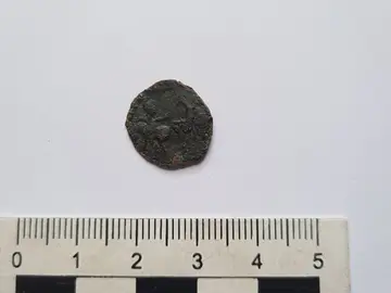 Moneda romana encontrada en el Castro da Cividade, en Pontevedra Moneda romana encontrada en el Castro da Cividade, en PontevedraREMITIDA / HANDOUT por AYUNTAMIENTO DE CERCEDO-COTOBADEFotografía remitida a medios de comunicación exclusivamente para ilustrar la noticia a la que hace referencia la imagen, y citando la procedencia de la imagen en la firma26/02/2026