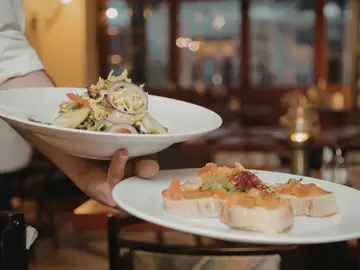 "Ya me explotaron mucho y no volveré a pasar por eso": la respuesta de un camarero a una oferta de 11 horas diarias por 1.300 euros al mes "Ya me explotaron mucho y no volveré a pasar por eso": la respuesta de un camarero a una oferta de 11 horas diarias por 1.300 euros al mes