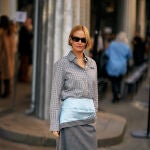 Influencer en el street style de Par&iacute;s con camisa de algod&oacute;n.