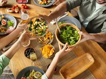 Este movimiento en la mesa se considera de mala educación, según un experto, y no son los codos Este movimiento en la mesa se considera de mala educación, según un experto, y no son los codos