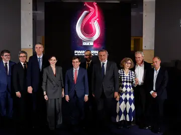 Trofeo del Gran Premio de Fórmula Uno de Madrid MADRID, 26/02/2026.- El alcalde de Madrid, José Luis Martínez-Almeida (5-i), la presidenta de la Comunidad de Madrid, Isabel Díaz Ayuso (4-i), el ingeniero y ejecutivo Jose Vicente de los Mozos (3-i), el piloto Carlos Sáinz (2-d) y la arquitecta y diseñadora Teresa Sapey (3-d), entre otros, durante el acto de presentación del trofeo al ganador del Gran Premio de España de Fórmula Uno de Madrid. EFE/Sergio Pérez