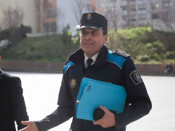 El jefe de la Polic&iacute;a Local de Vigo, Alberto Carballo, a su llegada al juicio por el accidente mortal del 'Saltamontes', en el Tribunal de Instancia de Vigo, a 26 de febrero de 2026, en Vigo, Pontevedra, Galicia (Espa&ntilde;a). Carballo testifica en calidad de investigado por el accidente de la atracci&oacute;n de feria que la madrugada del 3 de agosto de 2024 se rompi&oacute; provocando la muerte de un hombre de 36 a&ntilde;os.26 FEBRERO 2026Adri&aacute;n Irago / Europa Press26/02/2026