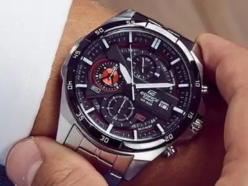 Una pieza que destaca precisamente porque no intenta hacerlo Casio EFR-556DB-1AVUEF