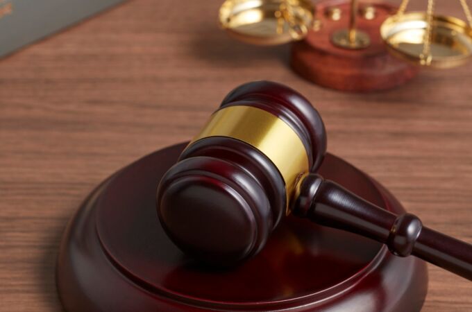 Despiden a un trabajador con más de 30 años de antigüedad tras sufrir un ictus: 32.000 euros de indemnización