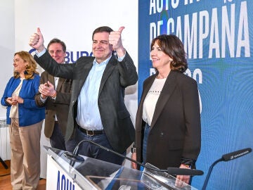 El candidato del Partido Popular de Castilla y Le&oacute;n a la reelecci&oacute;n como Presidente de la Junta, Alfonso Fern&aacute;ndez Ma&ntilde;ueco, participa en la &ldquo;Pegada del primer cartel&rdquo; en Burgos