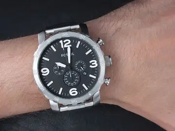 Diseño negro y metálico que combina elegancia con carácter industrial Fossil Montre Nate