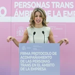 Yolanda Díaz y las organizaciones sindicales firman el acuerdo de Protocolo de acompañamiento para las personas trans