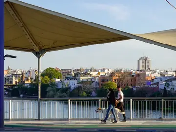 Ciudadanos caminando por el Puente del Cachorro de Sevilla Vista de los toldos del Puente del Cachorro de Sevilla. A 26 de febrero de 2026, en Sevilla (Andalucía, España). El Ayuntamiento de Sevilla ha probado en la mañana de hoy jueves 26 de febrero el primer paño de las nuevas lonas para la renovación de los toldos del Puente del Cristo de la Expiración "que están instalados desde su construcción para la Expo 92". Asimismo, también se van a realizar labores de pintura y reasfaltado.26 FEBRERO 2026Eduardo Briones / Europa Press26/02/2026