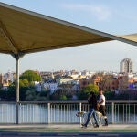 Ciudadanos caminando por el Puente del Cachorro de Sevilla