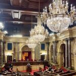 Suspenden unos minutos el pleno del Parlament tras caer unas piezas de una l&aacute;mpara del hemiciclo