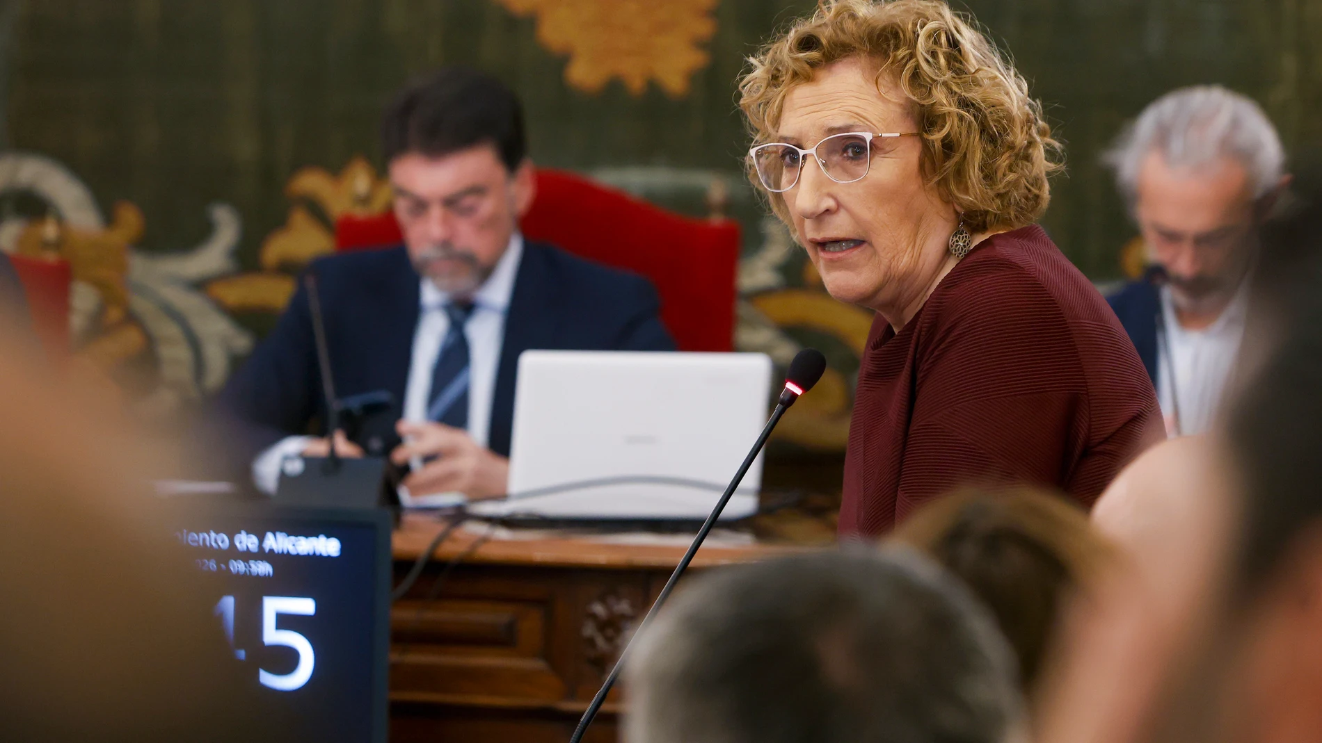GRAFCVA2359. ALICANTE, 26/02/2026.- La portavoz del PSPV-PSOE, Ana Barceló, durante el pleno del Ayuntamiento de Alicante que debate una declaración institucional de los tres grupos de la oposición de la izquierda (PSOE, Compromís y EU-Podem) en la que se pide la reprobación y dimisión del alcalde de Alicante, Luis Barcala, como máximo responsable político de la polémica adjudicación de viviendas públicas (VPP) en la playa de San Juan. EFE/Morell