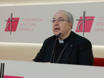 MADRID, 26/02/2026.- El secretario general de la Conferencia Episcopal Espa&ntilde;ola (CEE), Francisco C&eacute;sar Garc&iacute;a Mag&aacute;n, explica los asuntos abordados en la 272 reuni&oacute;n de la Comisi&oacute;n Permanente, este jueves en Madrid. EFE/ Zipi Aragon 