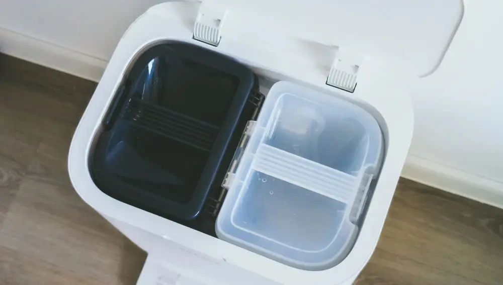 La base del Dreame L40 Ultra incluye varios depósitos