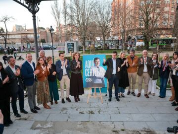 Fern&aacute;ndez Ma&ntilde;ueco en el acto celebrado en Valladolid acompa&ntilde;ado por Mar&iacute;a Pardo, Isabel Blanco, Conrado &Iacute;scar y Carnero, entre otros