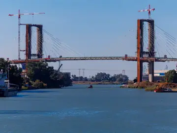 Las obras del Puente del Centenario de Sevilla, vinculado a las mordidas de Santos Cerdán y que deberían haber finalizado en 2023 Las obras del Puente del Centenario de Sevilla, vinculado a las mordidas de Santos Cerdán y que deberían haber finalizado en 2023