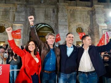 Mart&iacute;nez junto a Pedro S&aacute;nchez, Esther Pe&ntilde;a y Daniel de la Rosa tras el mitin de Burgos