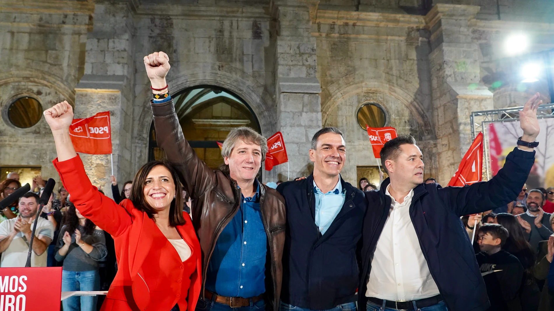 Martínez junto a Pedro Sánchez, Esther Peña y Daniel de la Rosa tras el mitin de Burgos