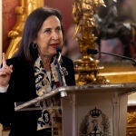 Robles entrega el Premio Extraordinario de Defensa a Josep Borrell