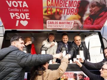 El secretario general del PSOECyL y candidato a la Presidencia de la Junta, Carlos Mart&iacute;nez, reparte caldo en la "caldoneta' durante su visita en Aranda de Duero (Burgos) junto a la candidatura de la provincia