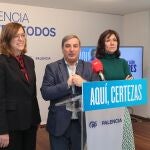 La candidata del PP por Palencia, Mercedes C&oacute;freces(D), junto con el Consejero de Movilidad y Transformaci&oacute;n Digital, Jos&eacute; Luis Sanz; y la presidenta provincial, &Aacute;ngeles Armis&eacute;n; antes de dar comienzo el encuentro con colectivos y empresas del &aacute;mbito del transporte de Palencia