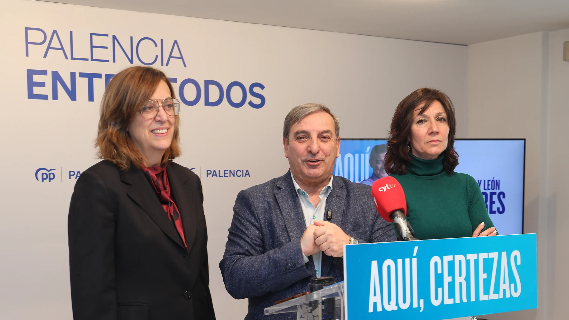 La candidata del PP por Palencia, Mercedes Cófreces(D), junto con el Consejero de Movilidad y Transformación Digital, José Luis Sanz; y la presidenta provincial, Ángeles Armisén; antes de dar comienzo el encuentro con colectivos y empresas del ámbito del transporte de Palencia