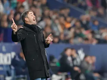 UD LEVANTE - DEPORTIVO ALAVÉS VALENCIA, 27/02/2026.- El entrenador del Alavés, el argentino Eduardo Coudet, durante el partido de LaLiga de fútbol que UD Levante y Deportivo Alavés disputan este viernes en el estadio Ciutat de Valencia. EFE/Ana Escobar