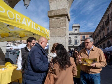 El candidato de Por &Aacute;vila a la Presidencia de la Junta, Pedro Pascual, visita el mercado de alimentaci&oacute;n de los viernes en la Plaza del Mercado Chico