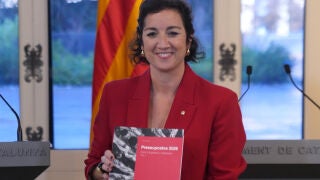 La consellera de Econom&iacute;a Al&iacute;cia Romero entrega al presidente del Parlament Josep Rull el Proyecto de ley de presupuestos de la Generalitat, a 27 de febrero de 2026, en Barcelona, Catalu&ntilde;a (Espa&ntilde;a). El Govern y los Comuns alcanzaron el pasado 19 de febrero un acuerdo para la aprobaci&oacute;n de los Presupuestos, que inclu&iacute;a aumentar los recursos en vivienda, as&iacute; como limitar las compras especulativas de vivienda, y mejoras en el transporte p&uacute;blico y Rodalies. Sin embargo contin&uacute;an las negociaciones...