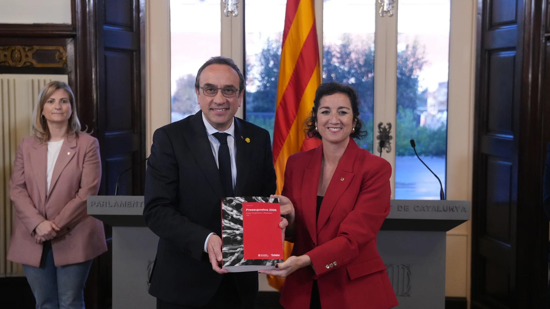 La consellera de Economía Alícia Romero entrega al presidente del Parlament Josep Rull el Proyecto de ley de presupuestos de la Generalitat, a 27 de febrero de 2026, en Barcelona, Cataluña (España). El Govern y los Comuns alcanzaron el pasado 19 de febrero un acuerdo para la aprobación de los Presupuestos, que incluía aumentar los recursos en vivienda, así como limitar las compras especulativas de vivienda, y mejoras en el transporte público y Rodalies. Sin embargo continúan las negociaciones...