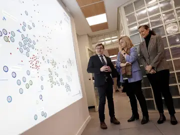 Sanz, González y Navarro viendo el mapa de vivienda pública EMVS Madrid Sanz, González y Navarro viendo el mapa de vivienda pública EMVS Madrid