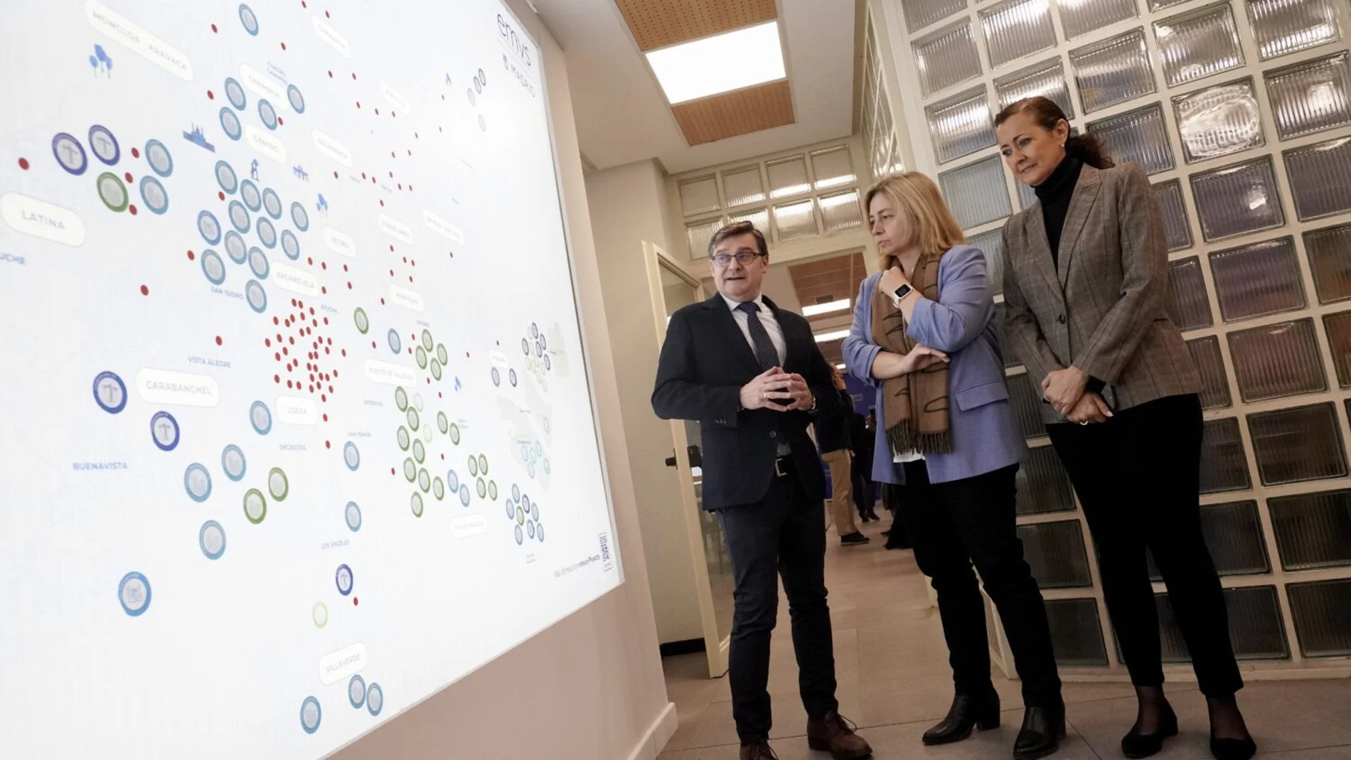 Sanz, González y Navarro viendo el mapa de vivienda pública EMVS Madrid