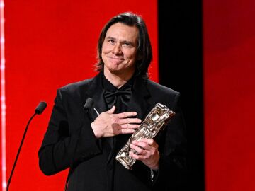 Jim Carrey reaparece tras su retirada para recibir un C&eacute;sar honor&iacute;fico en Par&iacute;s