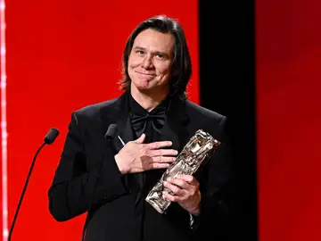 Jim Carrey reaparece tras su retirada para recibir un César honorífico en París Jim Carrey reaparece tras su retirada para recibir un César honorífico en París