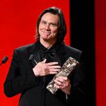 Jim Carrey reaparece tras su retirada para recibir un C&eacute;sar honor&iacute;fico en Par&iacute;s