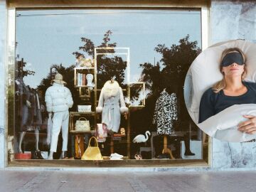 Cobrar por dormir es posible: una tienda de Madrid paga 300 euros a los clientes que se echen una siesta en sus escaparates 
