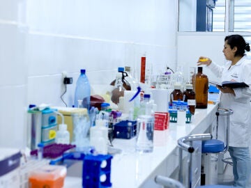 AME8930. LA PAZ (BOLIVIA), 27/02/2026.- Una integrante de un equipo m&eacute;dico de investigadores trabaja en un laboratorio este jueves, en La Paz (Bolivia). La investigaci&oacute;n liderada por la estatal Universidad Mayor de San Andr&eacute;s (UMSA) de Bolivia identific&oacute; que los pobladores andinos poseen un gen mutado, el NFKB1, que les permite una mejor adaptaci&oacute;n a la altitud y les protege del mal de monta&ntilde;a, explic&oacute; en una entrevista con EFE el m&eacute;dico e investigador Ricardo Amaru. EFE/Gabriel M&aacute;rquez 