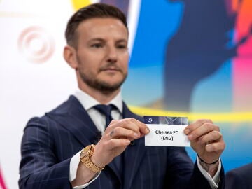 NYON (Switzerland), 27/02/2026.- Ivan Rakitic shows a ticket of Chelsea FC during the UEFA Champions League round of 16, quarter-final and semi-final and final draw, at the UEFA headquarters in Nyon, Switzerland, 27 February 2026. (Liga de Campeones, Suiza) EFE/EPA/MARTIAL TREZZINI 