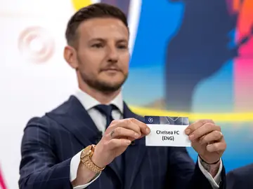 UEFA Champions League Round of 16 draw NYON (Switzerland), 27/02/2026.- Ivan Rakitic shows a ticket of Chelsea FC during the UEFA Champions League round of 16, quarter-final and semi-final and final draw, at the UEFA headquarters in Nyon, Switzerland, 27 February 2026. (Liga de Campeones, Suiza) EFE/EPA/MARTIAL TREZZINI