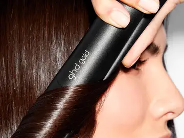 Sus placas flotantes garantizan un deslizamiento uniforme y sin tirones ghd Gold